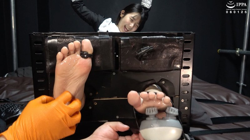 【無料フル】「足枷くすぐり＋暗示で感度アップ！ ブラシグローブで叫び倒すメイドもなかちゃん！」わかしラボ WAKA-067 千石もなか 4｜h_1416ad01861