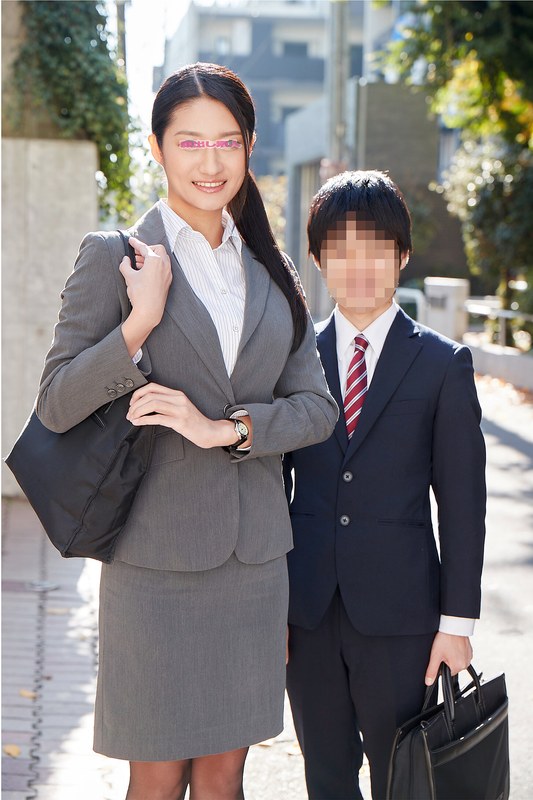 【無料フル】高身長の働くインテリOL限定 身長170cm超えの美脚の女先輩と低身長の後輩くんが勤務中に身長差SEXに挑戦！いつも厳しい女上司のモデルのような身体に触れ部下は思わずフル勃起！後輩のチ○ポに激突きされ本気イキした先輩オマ○コは中出しまでしてしまうのか！？ さおり｜dkra02101